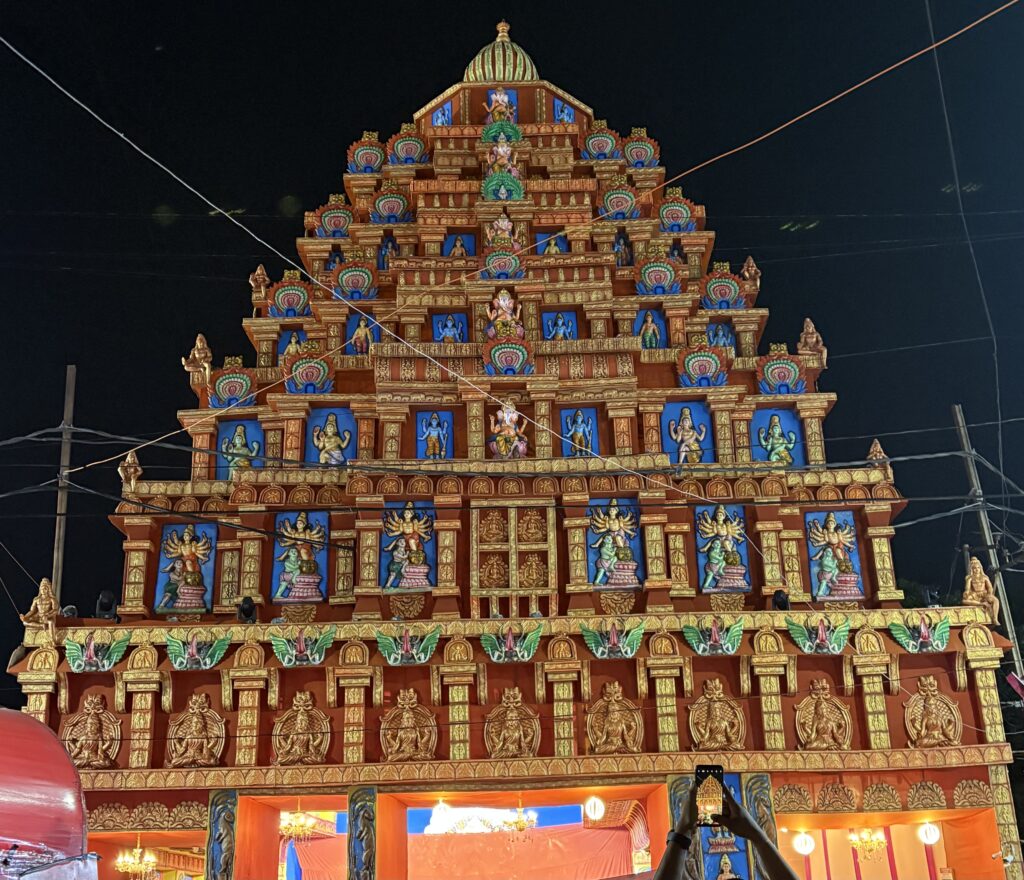 लालू प्रसाद यादव ने डाक बंगला चौराहा पंडाल में की माँ दुर्गा की पूजा, समर्थकों में दिखा भारी उत्साह 2