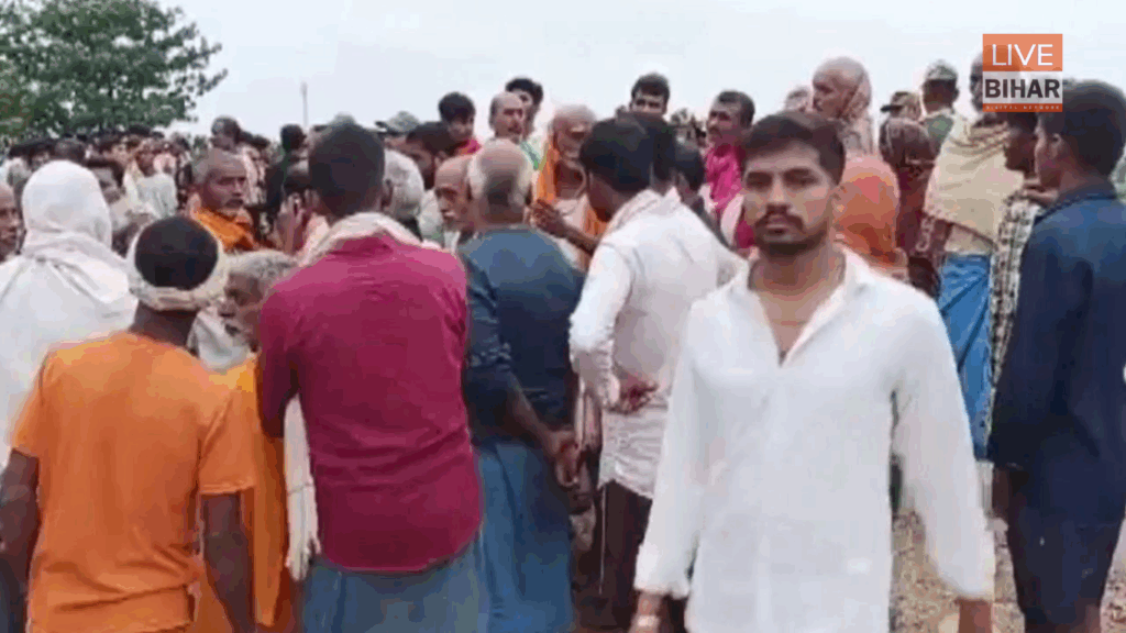 Dularchand Murder Case: मोकामा में शव यात्रा के दौरान बवाल | उग्र भीड़ ने की फायरिंग, इलाके में तनाव 2 Dularchand Murder Case: मोकामा में शव यात्रा के दौरान बवाल | उग्र भीड़ ने की फायरिंग, इलाके में तनाव 1