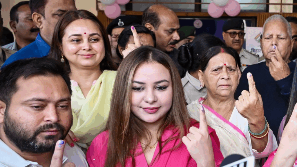 Bihar Election 2025: लालू परिवार ने डाला वोट, तेजस्वी बोले– ‘बदलाव की लहर पूरे बिहार में’ | पहले चरण में 121 सीटों पर हाई इमोशन वोटिंग 2 Bihar Election 2025: लालू परिवार ने डाला वोट, तेजस्वी बोले– ‘बदलाव की लहर पूरे बिहार में’ | पहले चरण में 121 सीटों पर हाई इमोशन वोटिंग 1
