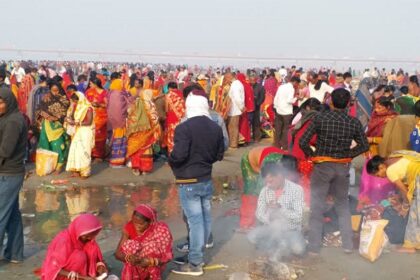 कार्तिक पूर्णिमा के अवसर पर लाखों श्रद्धालुओं ने लगाई आस्था की डुबकी, मंदिरों में की पूजा-अर्चना 14