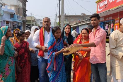 रतनपुरा पंचायत के भगवानपुर पूर्वी बाजार में अजित कुमार ने छठ व्रतियों के बीच पूजन सामग्री का किया गया वितरण 18