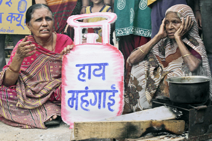 नए साल में आम जनता पर पड़ी मंहगाई की मार, फिर बढ़े LPG गैस सिलेंडर के दाम 4