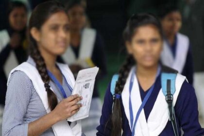 चिट बनाने के चक्कर में Inter Exam में 20 मिनट लेट पहुंची छात्राएं; रोने-धोने के बाद मिली एंट्री 12