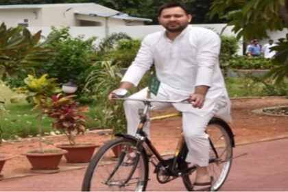 साइकिल चलाकर विधानसभा के लिए निकले Tejashwi Yadav, महंगाई पर सरकार को घेरा 20