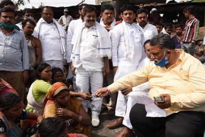 अग्नि पीड़ितों की सहायता के लिए आगे आए पप्पू यादव एवं संजय सिंह, JAP पार्टी की तरफ से सहायता राशि प्रदान की गई 12