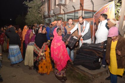 पूर्व सांसद आरके सिन्हा एवं भाजपा के राष्ट्रीय मंत्री ऋतुराज सिन्हा जी के सौजन्य से कम्बल एवं तिलकुट वितरित 12