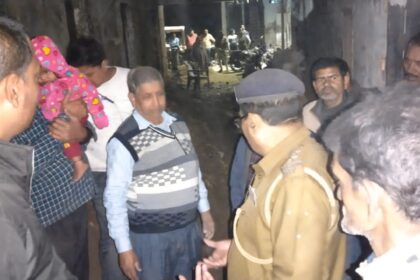 बेतिया पुलिस के संरक्षण में शिक्षक के घर तोड़फोड़ 12