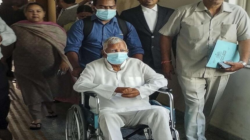 लालू, राबड़ी और मीसा भारती को CBI कोर्ट से मिली जमानत, जमीन के बदले नौकरी से जुड़ा है मामला 1