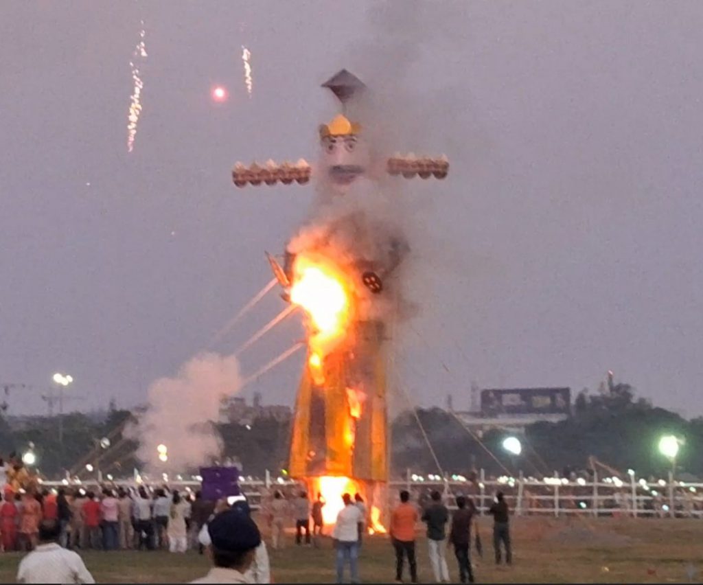 पटना के गांधी मैदान में धू-धू कर जला रावण,मेघनाद और कुंभकरण, जय श्रीराम के नारों से गूंजा आसमान 1