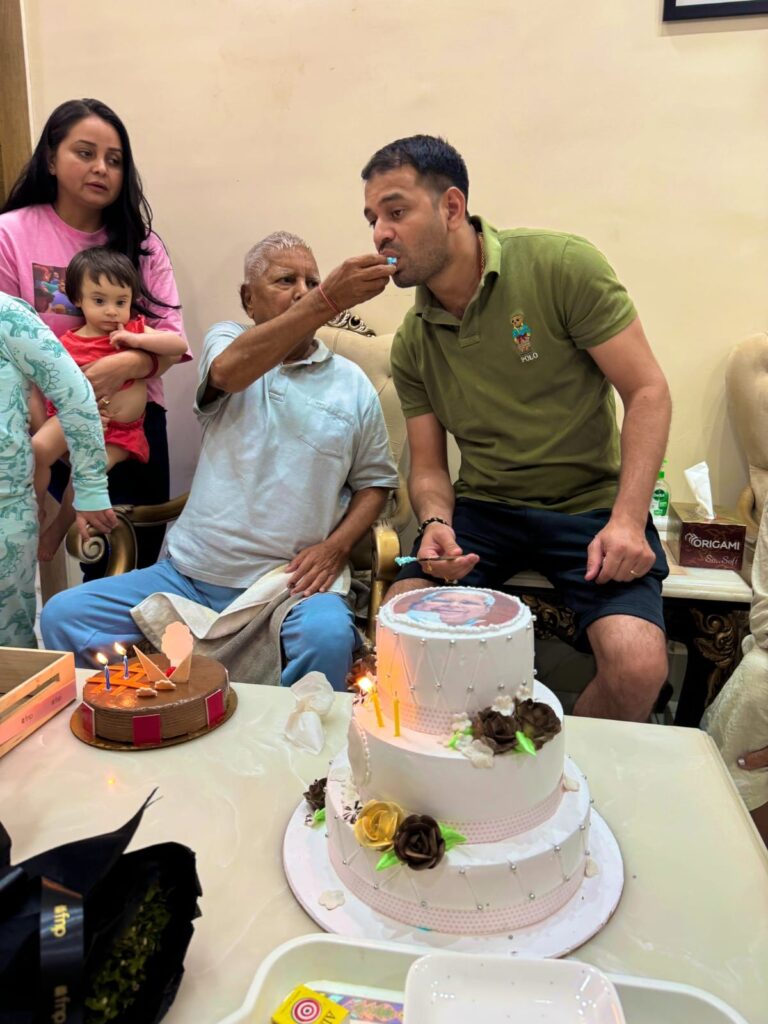 लालू यादव अपने बच्चों के साथ मनाया जन्मदिन, कार्यकर्ताओं में जश्न का माहौल 2