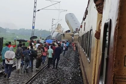 पश्चिम बंगाल रेल हादसे को लेकर रेलवे ने 19 ट्रेनों का परिचालन रद्द किया, देखिए.. पूरी List 2