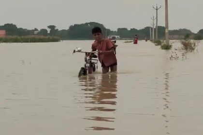 गंगा और सोन के जलस्तर में लगातार वृद्धि से तीन टोले के 8 हजार ग्रामीण प्रभावित टोलों को जोड़ने वाली सड़क पर घुटना से ऊपर पानी 6