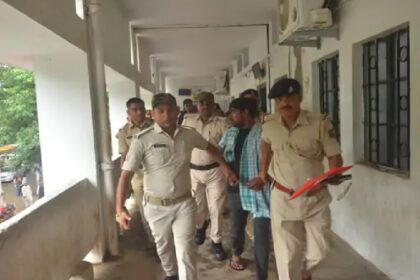 पुलिस को चकमा देकर भागे कैदी को मां ले गई कोर्ट