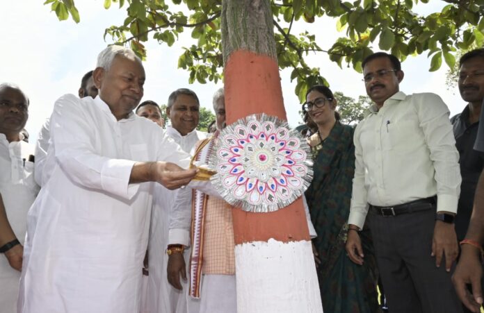 मुख्यमंत्री नीतीश कुमार ने रक्षाबंधन पर पटना के इको पार्क में पीपल के पेड़ को रक्षा सूत्र बांधा और 'डोरंडा' पौधा लगाया। उन्होंने बिहार वृक्ष सुरक्षा दिवस की भी बधाई दी।