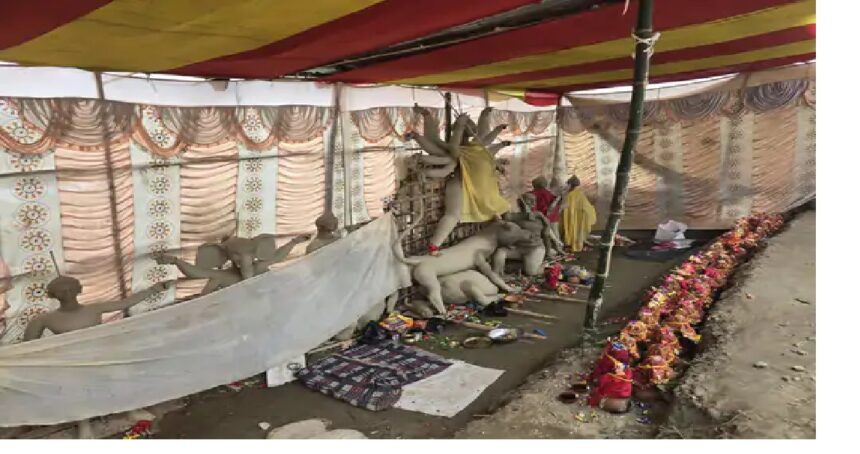 तटबंध और सड़कों पर ही मनेगा बाढ़ पीड़ितों का दशहरा सहरसा में दुर्गा पूजा को लेकर मायूसी, प्रकृति की मार ने किया बर्बाद 1