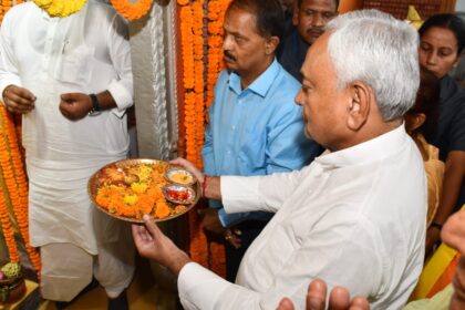 CM nitish worshipping