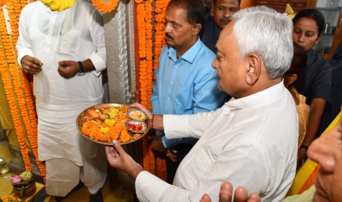 CM nitish worshipping