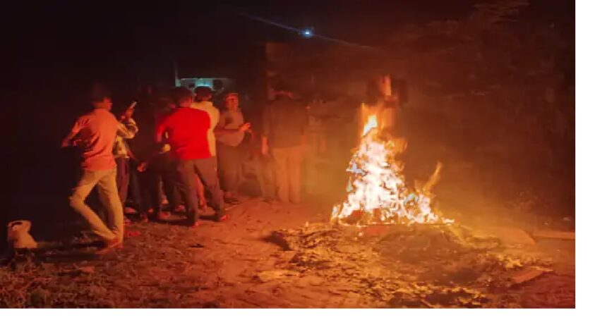 दीपावली के बाद दरिद्रता को बाहर निकालने की परंपरा: बक्सर में टूटे सूप को खेतों में जलाकर बनाया जाता है काजल 1