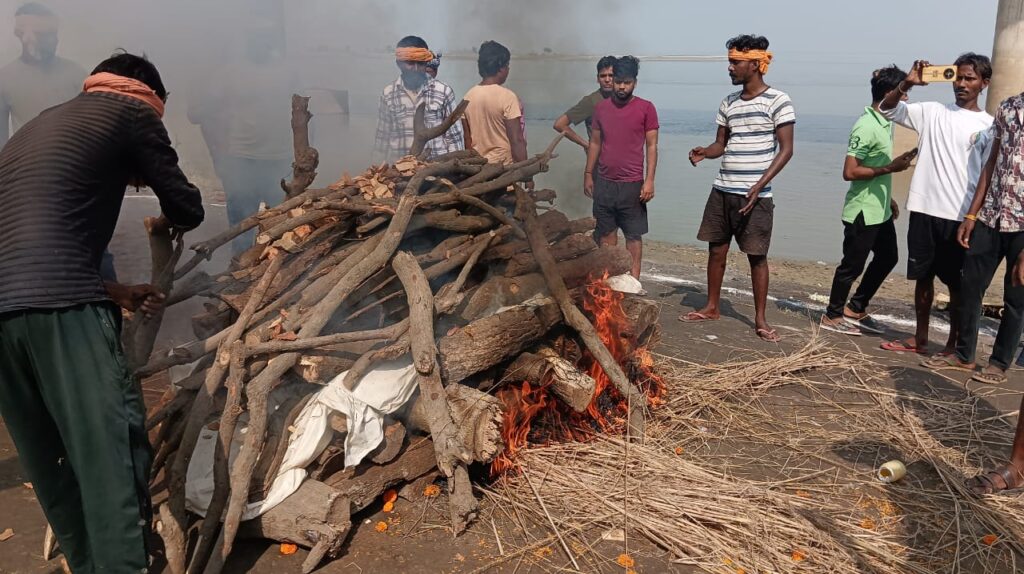 शारदा सिन्हा पंचतत्व में हुई विलीन, परिवार के साथ लोगों ने नम आखों से दी अंतिम विदाई 1