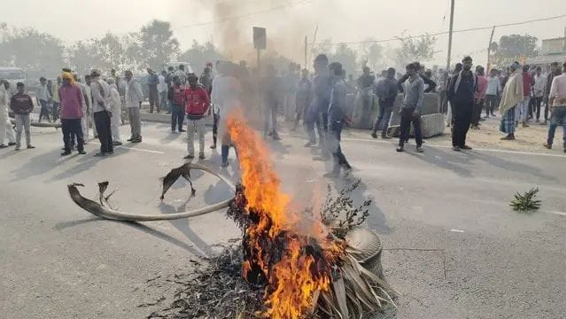 मैट्रिक परीक्षा में चीटिंग के विवाद पर छात्र की गोली मारकर हत्याहत्यारों की गिरफ्तारी की मांग पर आक्रोशित लोगों ने किया जीटी रोड जाम 1