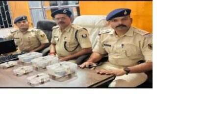 चोरी को अंजाम देने वाले 2 नाबालिग समेत 3 चोर गिरफ्तार सोने-चांदी के गहने और अन्य सामान बरामद 14