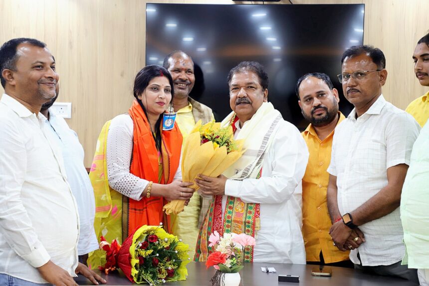 RJD को लगा बड़ा झटका, पूर्व सांसद पीतांबर पासवान की बहू BJP में हुई शामिल 1
