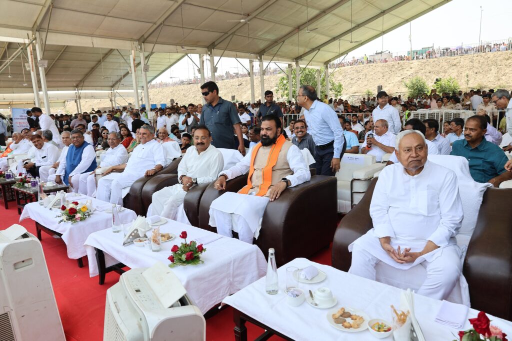 पटना में वायुसेना का भव्य एयर शो, 40 मिनट तक आसमान में लड़ाकू विमानों की गड़गड़ाहट, CM नीतीश कार्यक्रम में हुए शामिल.. 2 पटना में वायुसेना का भव्य एयर शो, 40 मिनट तक आसमान में लड़ाकू विमानों की गड़गड़ाहट, CM नीतीश कार्यक्रम में हुए शामिल.. 1