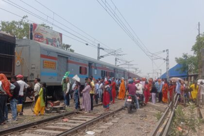 रक्सौल रेलवे गुमटी पर हादसे को निमंत्रण देती लापरवाही कभी भी हो सकती है कोई बड़ी दुर्घटना, बचाव का कोई उपाय नहीं 11