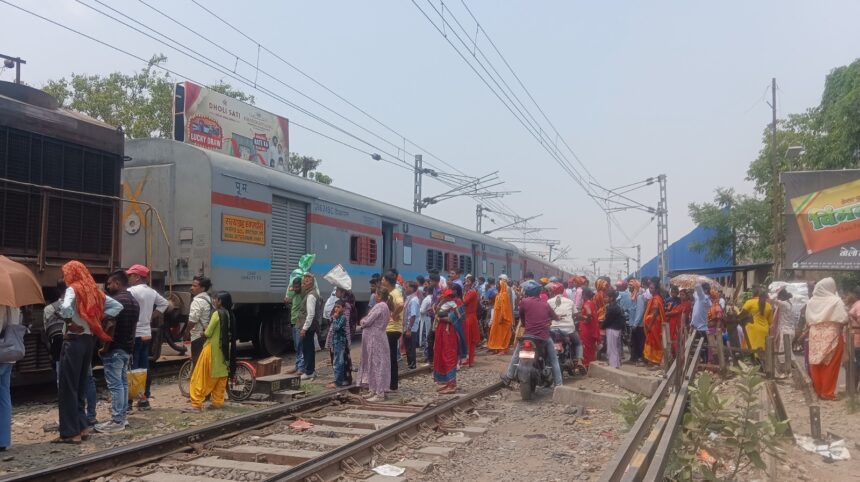 रक्सौल रेलवे गुमटी पर हादसे को निमंत्रण देती लापरवाही कभी भी हो सकती है कोई बड़ी दुर्घटना, बचाव का कोई उपाय नहीं 1 रक्सौल रेलवे गुमटी पर हादसे को निमंत्रण देती लापरवाही कभी भी हो सकती है कोई बड़ी दुर्घटना, बचाव का कोई उपाय नहीं 1
