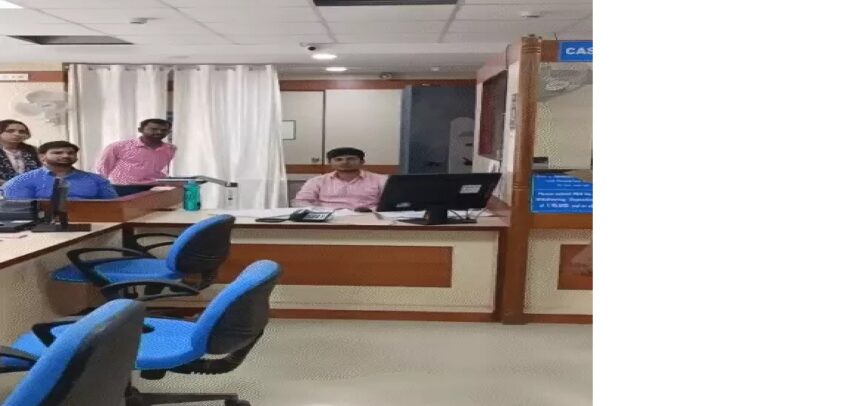 बैंक ऑफ महाराष्ट्र में 5 करोड़ की गोल्ड लूटगन पॉइंट पर बदमाशों ने खुलवाए लॉकर, 15 लाख कैश भी ले गए 1 बैंक ऑफ महाराष्ट्र में 5 करोड़ की गोल्ड लूटगन पॉइंट पर बदमाशों ने खुलवाए लॉकर, 15 लाख कैश भी ले गए 1