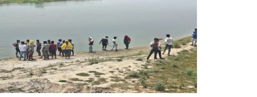 बूढ़ी गंडक नदी में मिला अज्ञात युवक का शव, पहचान में जुटी पुलिस 1 बूढ़ी गंडक नदी में मिला अज्ञात युवक का शव, पहचान में जुटी पुलिस 1