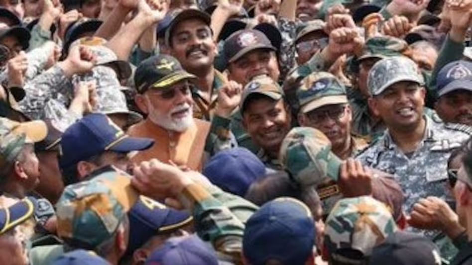 आदमपुर एयरबेस में वायुसेना के जवानों से PM मोदी ने की मुलाकात, फिर देश को किया संबोधित.. 2 आदमपुर एयरबेस में वायुसेना के जवानों से PM मोदी ने की मुलाकात, फिर देश को किया संबोधित.. 1