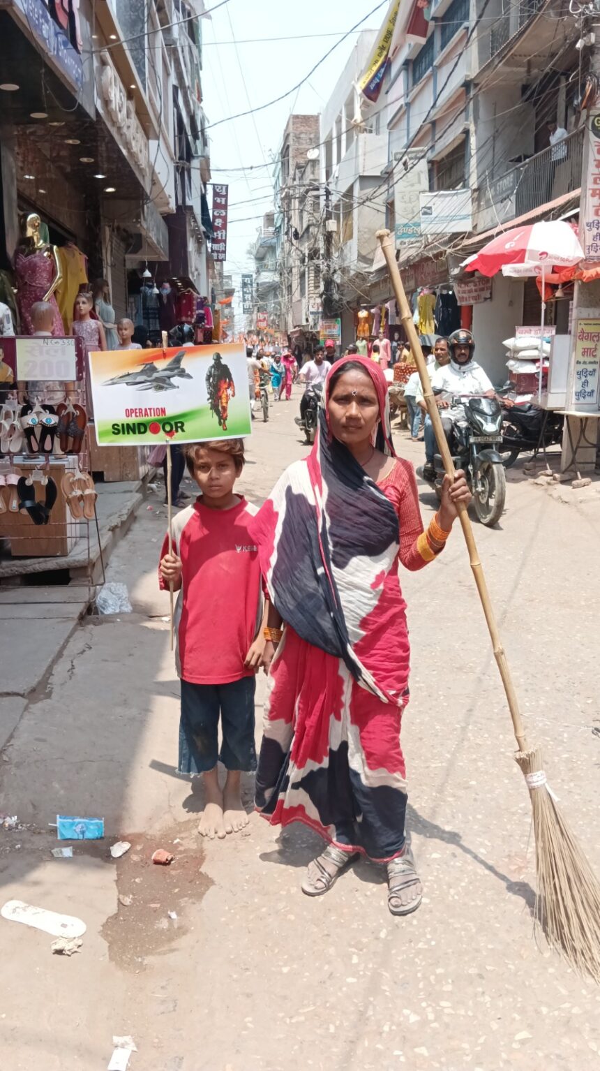 तिरंगा यात्रा में मां-बेटे की देश भक्ति ने सबका मन मोहा 1 तिरंगा यात्रा में मां-बेटे की देश भक्ति ने सबका मन मोहा 1