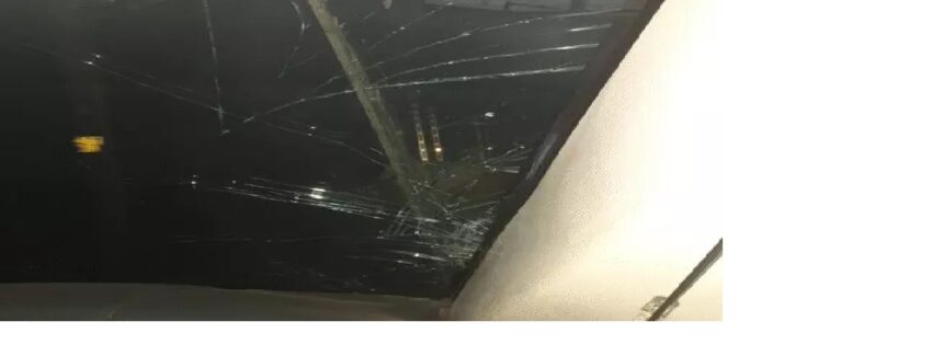 गया में वंदे भारत ट्रेन पर पत्थरबाजी से इंजन का टूटा शीशा असामाजिक तत्वों ने किया पथराव, दहशत में आए यात्री 1 गया में वंदे भारत ट्रेन पर पत्थरबाजी से इंजन का टूटा शीशा असामाजिक तत्वों ने किया पथराव, दहशत में आए यात्री 1