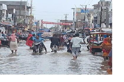 सुपौल में कई प्रमुख सड़कों पर बाढ़ जैसे हालात,भारी बारिश से जलभराव दोपहर में दिखा शाम जैसा नजारा, जल निकासी में जुटे सफाईकर्मी 15