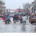 पहर में दिखा शाम जैसा नजारा, जलनिकासी में जुटे सफाईकर्मी 3