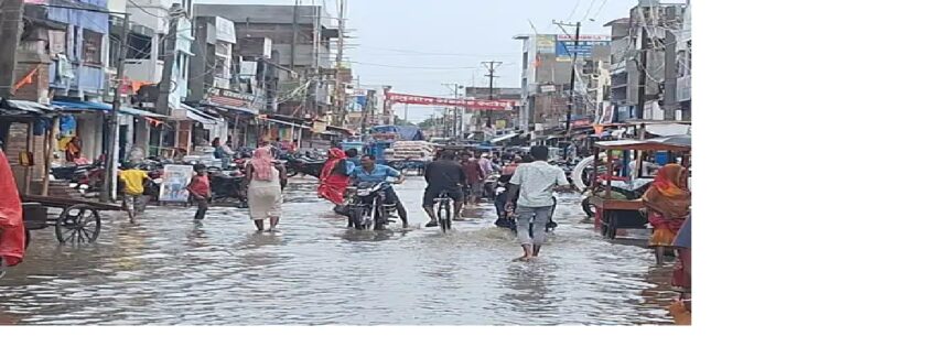 पहर में दिखा शाम जैसा नजारा, जलनिकासी में जुटे सफाईकर्मी 1 पहर में दिखा शाम जैसा नजारा, जलनिकासी में जुटे सफाईकर्मी 1