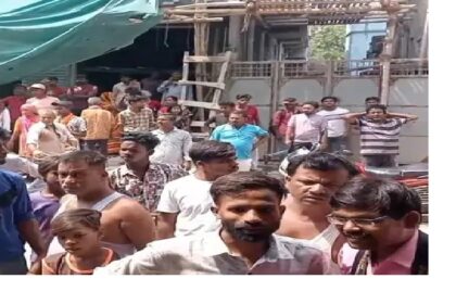 खाना बनाने के दौरान घर में लगी आग,दंपती सहित दो बच्चे झुलसे पीड़ित बोला - मकान बनाने के लिए रखा 4 लाख कैश भी जला 22