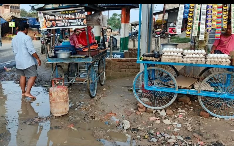 रक्सौल का अम्बेडकर स्थल बना असामाजिक तत्वों का अड्डा प्रशासनिक उपेक्षा की मार झेल रहे जन आस्था के प्रतीक को न्याय का इंतजार 1 रक्सौल का अम्बेडकर स्थल बना असामाजिक तत्वों का अड्डा प्रशासनिक उपेक्षा की मार झेल रहे जन आस्था के प्रतीक को न्याय का इंतजार 1