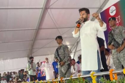 नीतीश कुमार के नेतृत्व में ही बनेगी राजग की सरकार बनेगी : चिराग उद्देश्य केवल सत्ता प्राप्त करना नहीं बल्कि ‘बिहार फर्स्ट, बिहारी फर्स्ट’ के विजन को साकार करना है 7