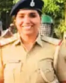 पांच कार्टन शराब के साथ तस्कर गिरफ्तार नशे में पैरवी करने थाने पहुंचे मुखिया पति शिक्षक भी जांच के बाद गिरफ्तार 13