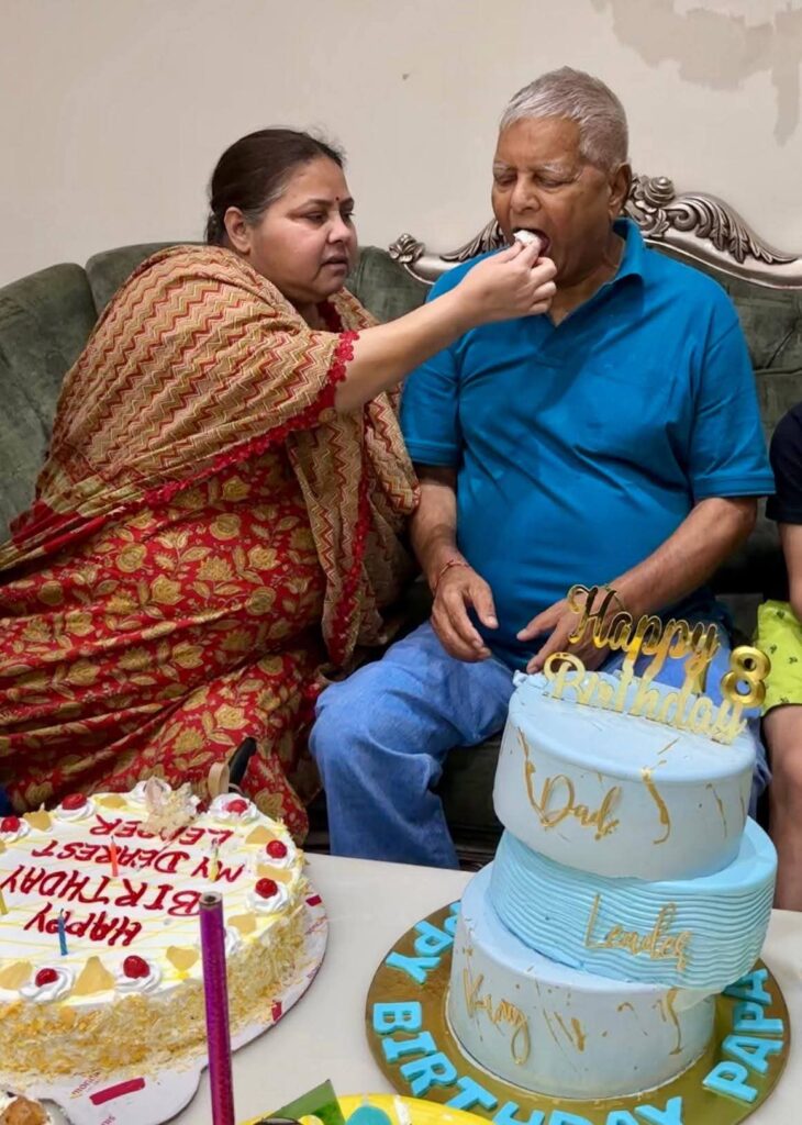 लालू यादव के जन्मदिन पर बधाई देने वाले नेताओं का लगा तांता, एमके स्टालिन ने भी कहा मुबारकबाद, बेटी मीसा भारती और रोहिणी आचार्य ने पिता को बताया.. 2 लालू यादव के जन्मदिन पर बधाई देने वाले नेताओं का लगा तांता, एमके स्टालिन ने भी कहा मुबारकबाद, बेटी मीसा भारती और रोहिणी आचार्य ने पिता को बताया.. 1