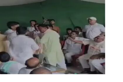 राजद कार्यालय में जमकर हुई मारपीट,विधायक मुकेश यादव भी थे मौजूद जिला अध्यक्ष चुनाव के दौरान दो गुटों में जमकर मारपीट 2