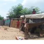 अतिक्रमण हटाने गई टीम पर पत्थरबाजी, पुलिस ने मोर्चा संभाला 500 लोगों का परिवार जबरन रह रहा था रेलवे की जमीन पर, प्रशासन ने चलाया बुलडोजर 2