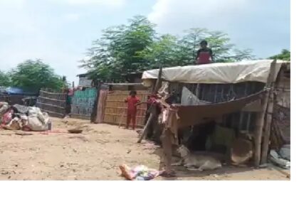 अतिक्रमण हटाने गई टीम पर पत्थरबाजी, पुलिस ने मोर्चा संभाला 500 लोगों का परिवार जबरन रह रहा था रेलवे की जमीन पर, प्रशासन ने चलाया बुलडोजर 19