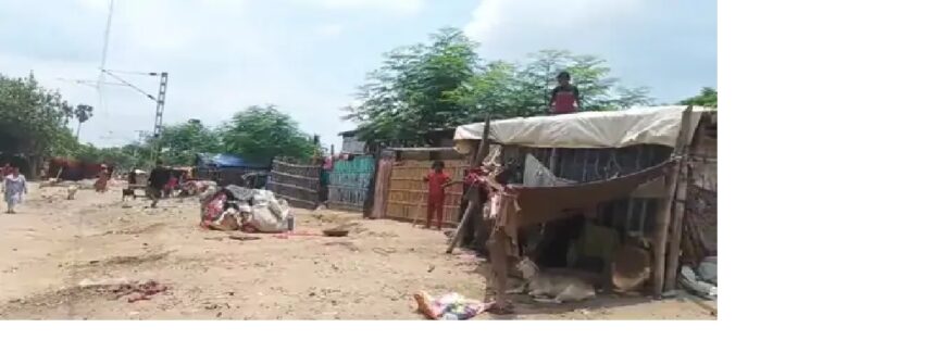 अतिक्रमण हटाने गई टीम पर पत्थरबाजी, पुलिस ने मोर्चा संभाला 500 लोगों का परिवार जबरन रह रहा था रेलवे की जमीन पर, प्रशासन ने चलाया बुलडोजर 1 अतिक्रमण हटाने गई टीम पर पत्थरबाजी, पुलिस ने मोर्चा संभाला 500 लोगों का परिवार जबरन रह रहा था रेलवे की जमीन पर, प्रशासन ने चलाया बुलडोजर 1