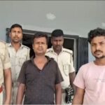 कट्टा के साथ पंचायती करने आये 2 युवक गिरफ्तार पति-पत्नी के झगड़े को सुलझाने आये थे, पुलिस ने स्कॉर्पियो-देसी कट्टा किया जब्त 2