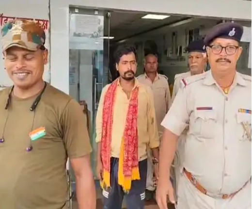 8 साल से फरार मारपीट-रंगदारी का आरोपी गिरफ्तार 1 8 साल से फरार मारपीट-रंगदारी का आरोपी गिरफ्तार 1