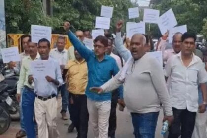 शिक्षा विभाग से दवा की उम्मीद लगाए बैठे शिक्षकों का दर्द और बढ़ाए सएलसी बंशीधर ब्रजवासी ने शिक्षकों के साथ दिया धरना, स्कूल में बेंच-डेस्क लगाने में घोटाला का आरोप 5