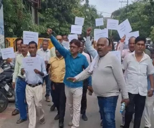 शिक्षा विभाग से दवा की उम्मीद लगाए बैठे शिक्षकों का दर्द और बढ़ाए सएलसी बंशीधर ब्रजवासी ने शिक्षकों के साथ दिया धरना, स्कूल में बेंच-डेस्क लगाने में घोटाला का आरोप 1 शिक्षा विभाग से दवा की उम्मीद लगाए बैठे शिक्षकों का दर्द और बढ़ाए सएलसी बंशीधर ब्रजवासी ने शिक्षकों के साथ दिया धरना, स्कूल में बेंच-डेस्क लगाने में घोटाला का आरोप 1